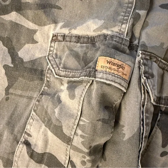 Wrangler Men's Gray Camo Cargo Pants - Urban Camo - Picture 5 of 6